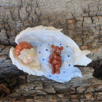 Baby Junge mit Teddy in Engelsflügel gebettet, handbemalt