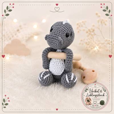 Kinderwagenanhänger Dino gehäkelt – Baby Geschenk zur Geburt – handgemachtes Kinderwagen Zubehör aus Baumwolle & Holz