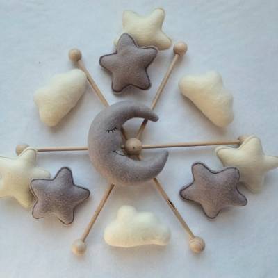 Baby Mobile mit Mond, Wolken und Sternchen aus Filz - Geschenk zur Geburt - andere Farben möglich