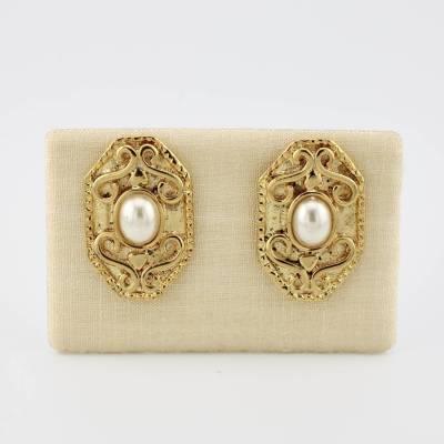 Wuchtige Vintage Ohrclips in Gold Farbe verspielt mit halbe weiße ovale Kunstperle - 80er Jahre Ohrschmuck