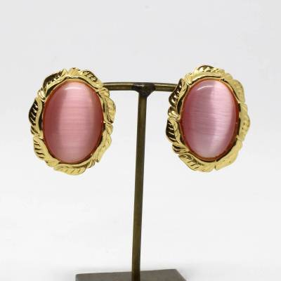 Elegante Damen Ohrclips oval in Gold Farbe mit rosa Perlmutt Stein aus den 80er Jahre 