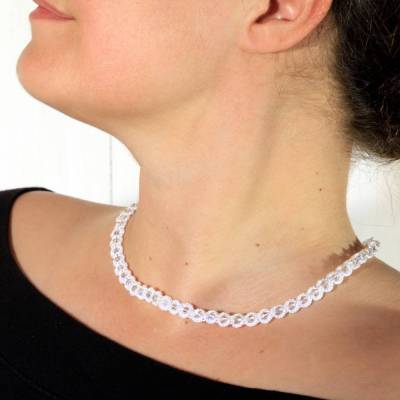 Kette Simple Eleganz weiß Baumwolle weiß Swarovski- Kristalle Textilschmuck klassisch elegant Brautschmuck