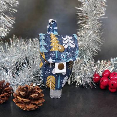 Desinfektionsmittel Anhänger / Handgeltasche mit Karabiner WINTERWALD - Eine Tasche für 2 Flaschengrößen | RÄUBERKIND