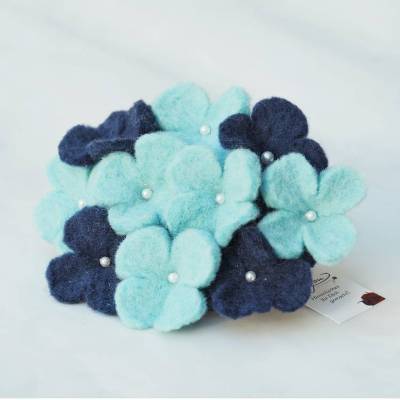 Haarspange Blüten in Blau Naturmaterial Wolle Handarbeit