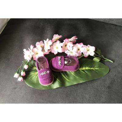 Gehäkelte Babyschuhe *Paulina* – Handgemachte Ballerina-Sandalen in Aubergine mit Blüten, 9cm Sohlenlänge