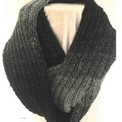Schlauchschal Loopschal in schwarz-grau-Color handgestrickt von Hobbyhaus