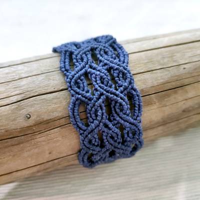 bezauberndes Makramee Armband in dunkelblau