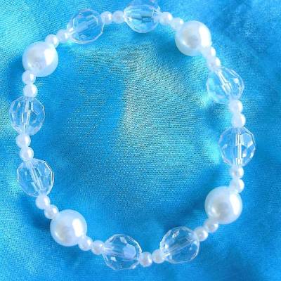 Perlenarmband Transparent mit weißen Wachsperlen handgemacht von Hobbyhaus