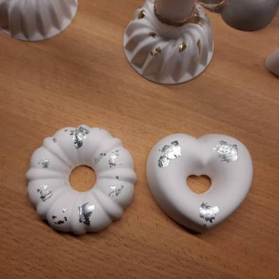 Kerzenhalter aus Beton oder Gießkeramik in Form von Muffins und Gugelhupf, Tischdekoration für viele Gelegenheiten