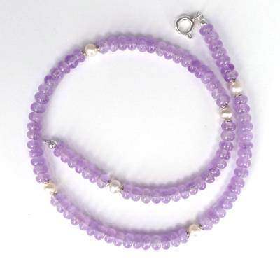 Fliederfarbene Amethyst Kette mit weißen Perlen