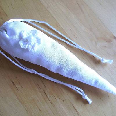 Lavendelspitztüte aus Seide mit einem Häkelblümchen verziert von Hobbyhaus