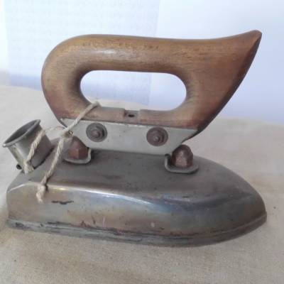 Altes Bügeleisen (4) mit Holzgriff und Geräteanschlussstecker - vermutlich aus den 1940ern oder 1950ern Jahren