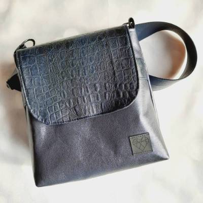 Schicke Handtasche in navy mit Krokooptikklappe (Schnitt Abendliebe von Unikati)