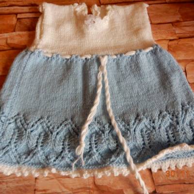 Handgestricktes entzückendes blau weißes Babykleid