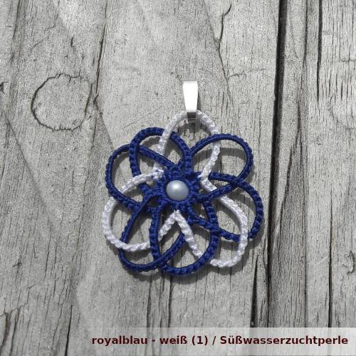 Kettenanhänger Aurora (small) aus zarter blauer und weißer Seide mit Süßwasserzuchtperle an 925er Silber