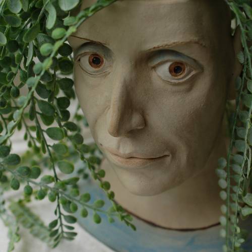 Gartenskulptur oder Pflanzkopf aus Ton 