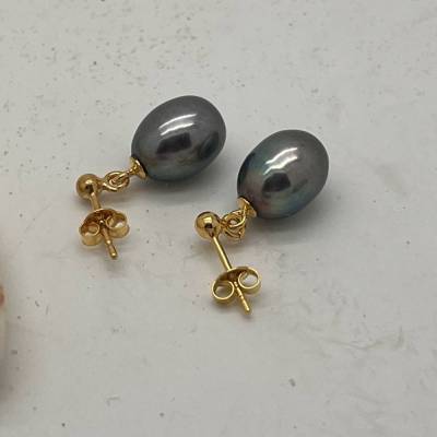 Schwarze Perlen Ohrhänger oval 9x11,5 mm baumeln, Haken 925er Silber vergoldet, Süßwasser- Perle