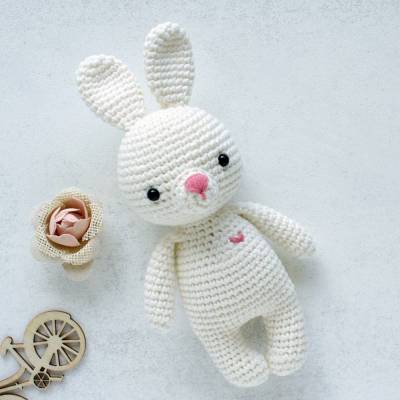 Häkelhase Mini in Cremeweiß aus Baumwolle – zeitloser Kuschelfreund mit Herz