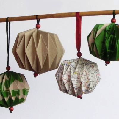 Plissee Weihnachtskugeln Upcycling aus alten Packpapier, Landkarten, Einkaufstüten oder Flyern Baumschmuck