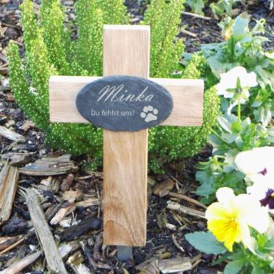 Holzkreuz mit graviertem Schieferschild und Erdspieß