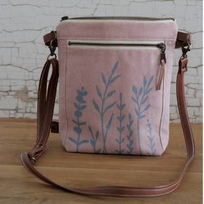 Mittelgroße Umhängetasche mit verstellbarem Schulterriemen