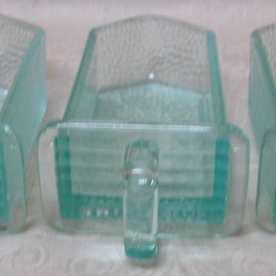 3 kleine Glasschütten aus einem Küchenschrank der 30er Jahre