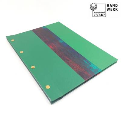 Mappe mit DIN A4 Klarsichthüllen, grün, Buchschrauben, selbstgemachtes Buntpapier