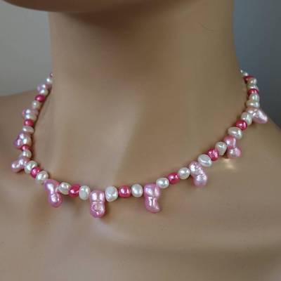 Perlenkette aus weißen, rosa und pinkfarbenen Perlen