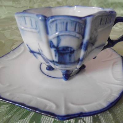 Sehr schöne sechseckige Mokkatasse mit Untertasse weiß mit blauem Windmühlenmotiv vermutlich aus den 1950ern Jahren
