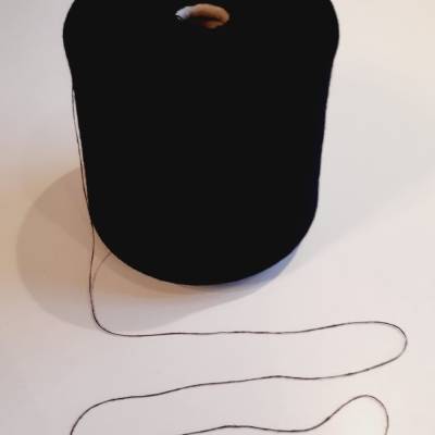 900 g Kone Kaschmir-Seide-Merino Garn, schwarz, Nm 15/1, Lauflänge 1500 m/100 g