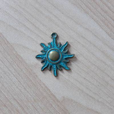 Metallanhänger Sonne, antikbronze mit grüner Patina, Schmuckanhänger