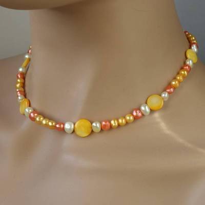Perlenkette in sattgelb-orange mit Perlmutt