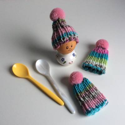 Eierwärmer, Eiermützen mit Bommel, handgestrickt, bunt gestreift, Pudelmützen für Eier