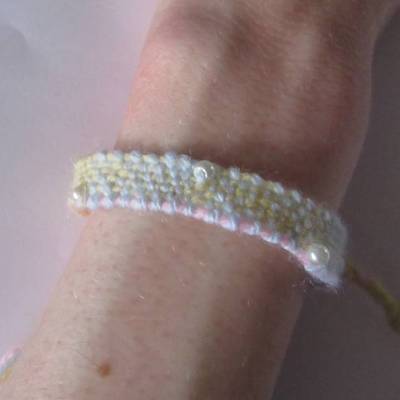 Gewebtes Armband mit Perlen
