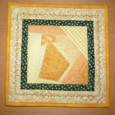 Deckchen mit Blumen in Crazy Patchwork, ca. 26 x 26 cm
