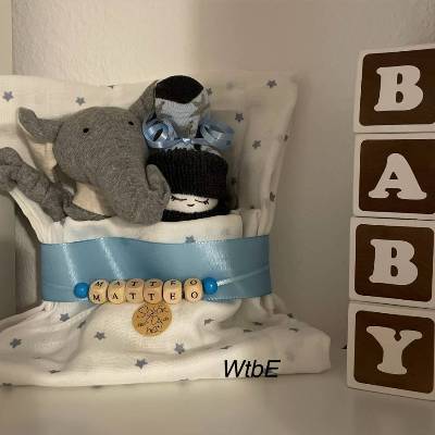 kleine Windeltorte, Elefant mit Windelbaby, Babygeschenk Junge, kreatives Geschenk zur Geburt