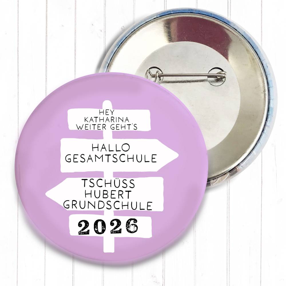 Personalisierter Button Tschüss Grundschule 2026 | Wegweiser Motiv | 8 Farben | 38/59mm | Wunschtext Bild 1