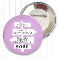 Personalisierter Button Tschüss Grundschule 2026 | Wegweiser Motiv | 8 Farben | 38/59mm | Wunschtext