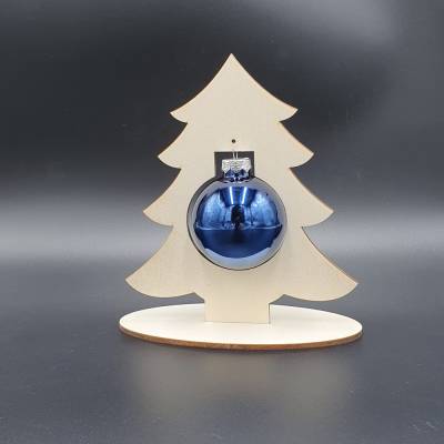 Holz-Weihnachtsbaum mit Kugel