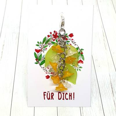 Glücksbringer Taschenbaumler Zarte Blumen orange – handgemachter Anhänger für Taschen & Rucksäcke