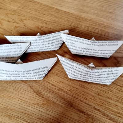 Klassische Papierschiffchen, Tischdeko zur Taufe, zeitlos, Unikat, handgefertigt, Origami, Upcycling aus Buchseiten,