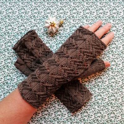Stulpen Größe M/L fingerlose Handschuhe mit Daumen und schönem Ajour-Zickzack-Muster aus weicher Naturwolle gestrickt
