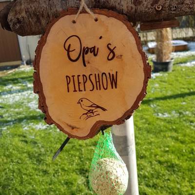 gravierte Baumscheibe "Opas Piepshow", Holzscheibe mit Rinde, Futterstelle, Vogelfutter , Baumscheibe graviert m
