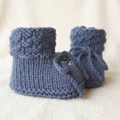 Gestrickte Babyschuhe blau, handgemacht, ca. 10,5 cm, für 3-6 Monate, weich & waschbar – perfekt für kleine Füße.