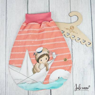 0-3 Monate kuscheliger Strampelsack Mamasliebchen Kind auf Papierboot Koralle