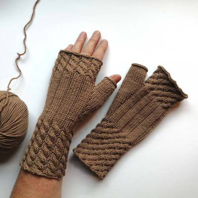 Stulpen Größe S/M fingerlose Handschuhe mit Daumen und hübschen Zopfmuster aus weicher Naturwolle gestrickt