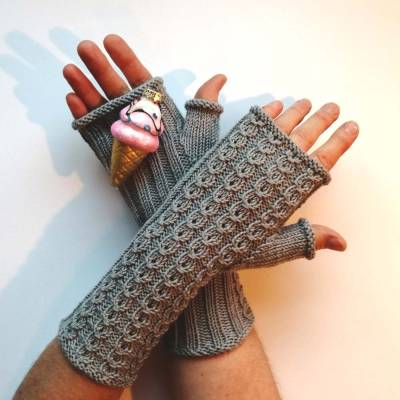 Stulpen Größe S/M fingerlose Handschuhe mit Daumen und hübschen Muster aus weicher Naturwolle gestrickt