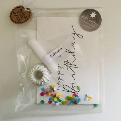 Geschenktütchen „Happy Birthday“ „Herzlichen Glückwunsch“, Betongugl weiß-bunt mit Kerze, Pustekuchen&Karte, 3 cm