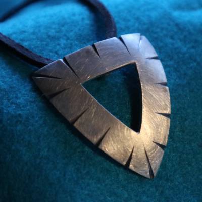 großes silbernes Amulett