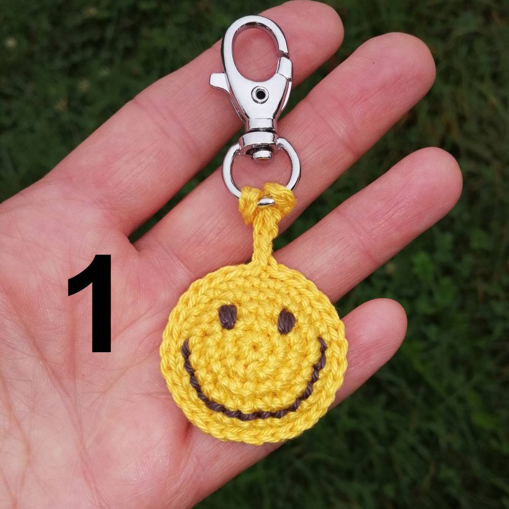 Schlüsselanhänger Taschenbaumler Lächle aus Baumwolle gehäkelt mit Karabiner Bild 2